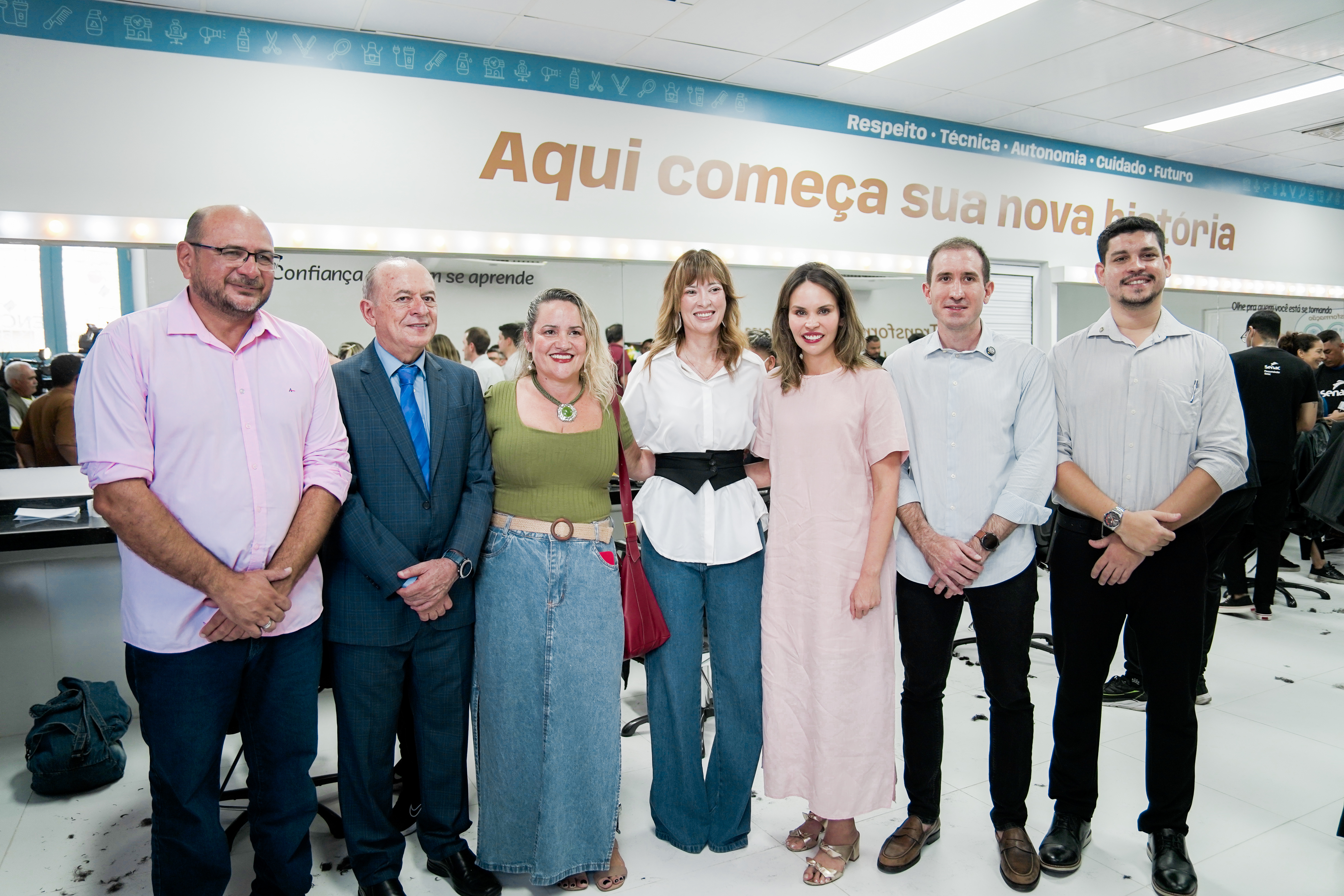 grupo de pessoas posa para a foto